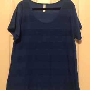 LuLaRoe classic tee.